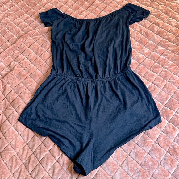 Black off the shoulder romper - Picture 3 of 3